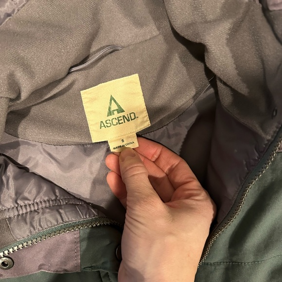 Ascend puffy vest - Picture 2 of 3